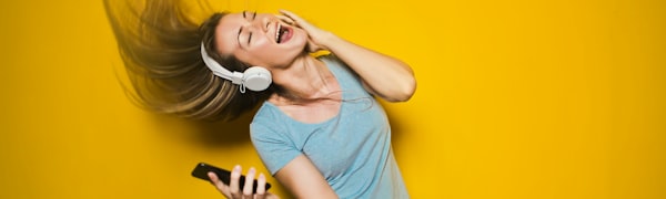 球迷社区热烈讨论交流场景