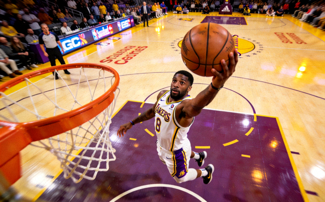 NBA篮球比赛现场球员在三分线外出手投篮